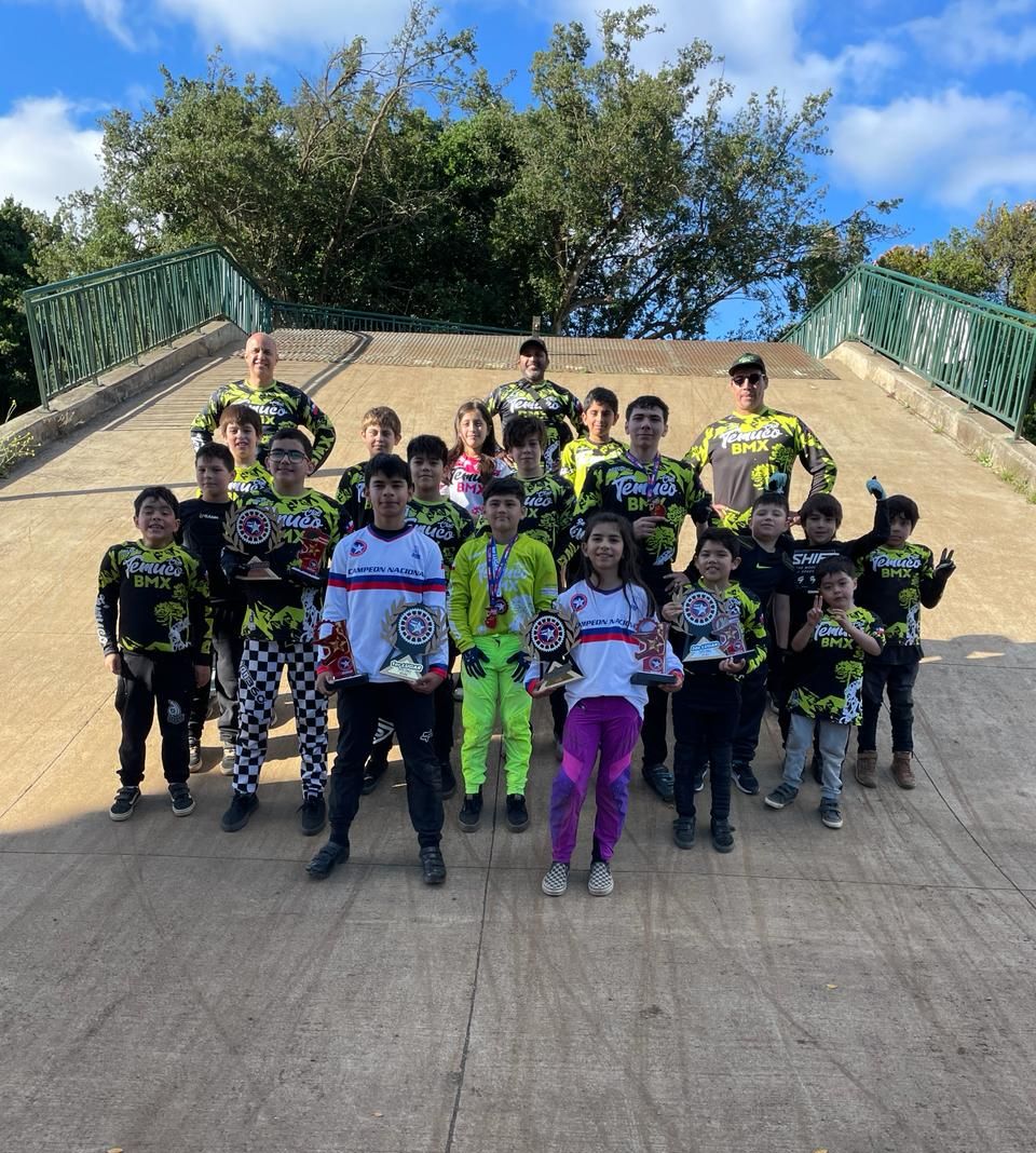 Niños entrenando BMX en Temuco